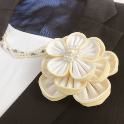 つまみ細工　白　黄　コサージュ　髪飾り　袴 着物　卒園式 卒業式　入園式 入学式　フォーマル 1枚目の画像