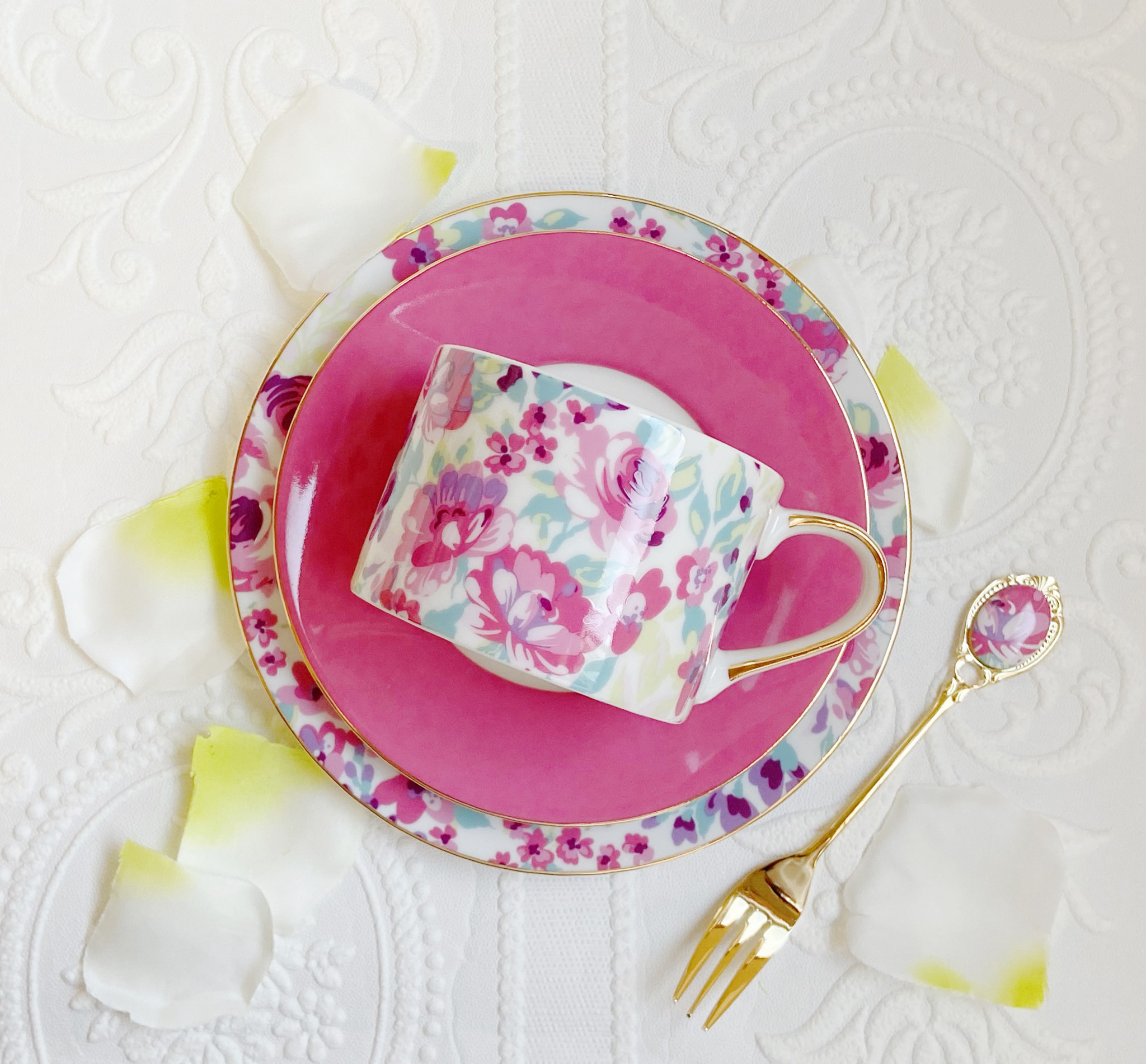 ビビッドピンク×花柄のティーセット
