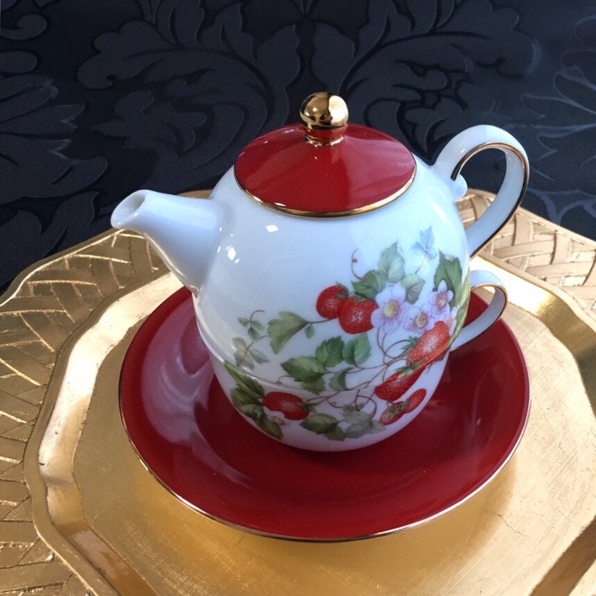 鮮やかなストロベリーのティーフォーワン