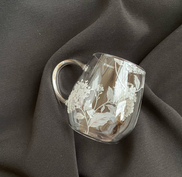 【レンジ使用可能】アジサイが美しいガラスのマグカップ 2枚目の画像