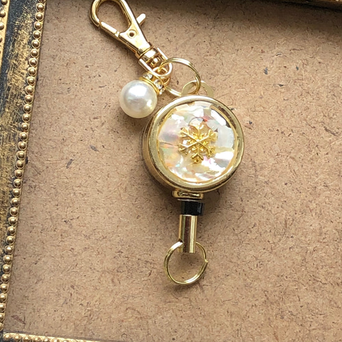 雪の結晶とシェルのきらめき コードリール キーホルダー イノセント