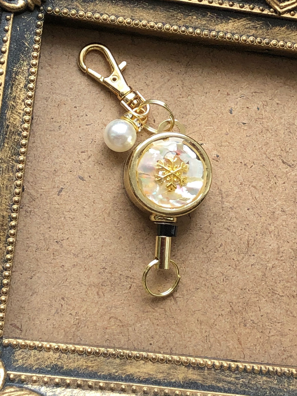 雪の結晶とシェルのきらめき コードリール キーホルダー イノセント