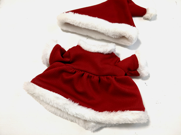 ☆再販☆25cmサイズお人形用☆クリスマスサンタワンピース＆サンタ帽子セット♪着せ替え遊びに♪ 1枚目の画像