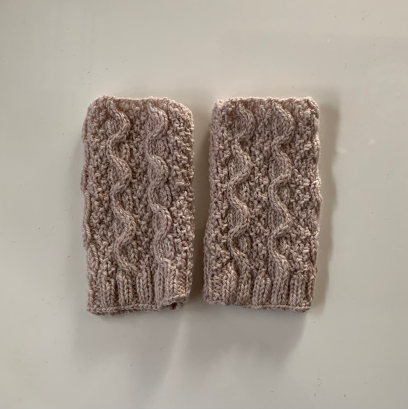 手編み犬用Sサイズニットセーター・婦人用ニットアームカバーセット 5枚目の画像