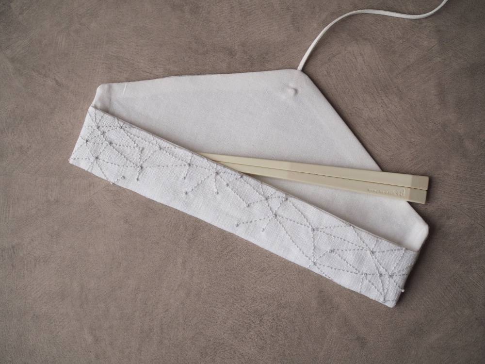 【再々販】 | 手刺繍で作った白いリネンの扇子袋 お箸袋にも◎        Ω