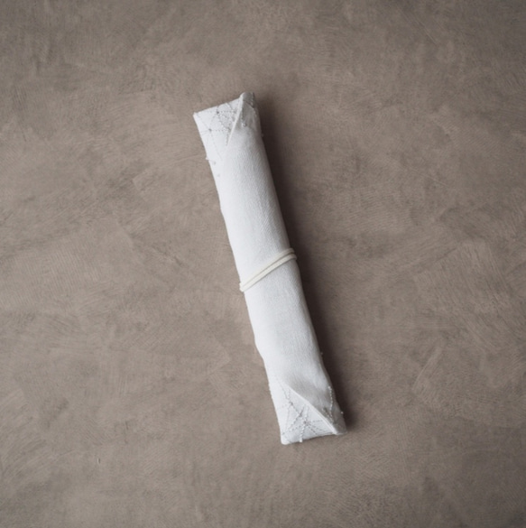 【再々販】 | 手刺繍で作った白いリネンの扇子袋 お箸袋にも◎        Ω 人気・おすすめ｜安定人気・収納便利におすすめ 丁寧対応 配送追跡可 最短翌日到着可能