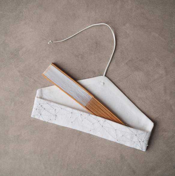 【再々販】 | 手刺繍で作った白いリネンの扇子袋 お箸袋にも◎        Ω 人気・おすすめ｜安定人気・収納便利におすすめ 丁寧対応 配送追跡可 最短翌日到着可能