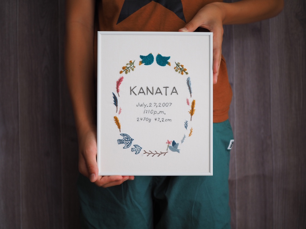 ご出産やお誕生日のお祝いに! | 手刺繍で彩る 鳥と羽がモチーフのバースデーボード