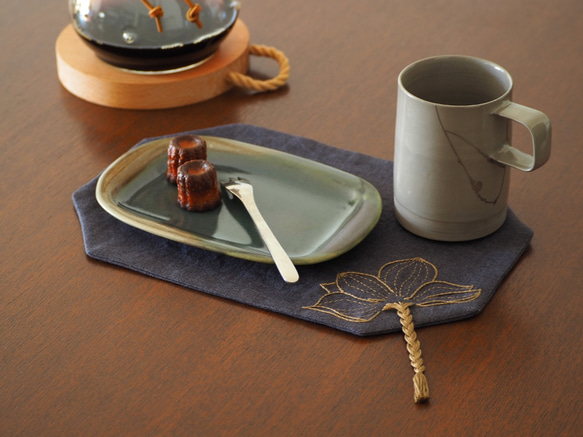 【再販】お家カフェタイムに！ | 三つ編みがかわいい❤︎手刺繍のお花柄ティーマット 1枚目の画像