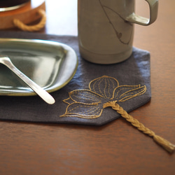 【再販】お家カフェタイムに！ | 三つ編みがかわいい❤︎手刺繍のお花柄ティーマット 3枚目の画像