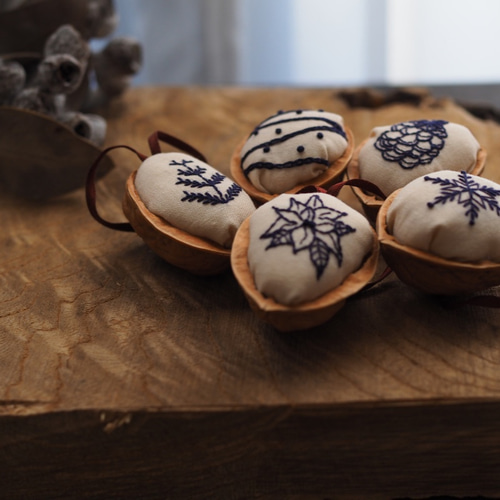 特集掲載】くるみの殻を使った手刺繍のクリスマスオーナメント-Aセット