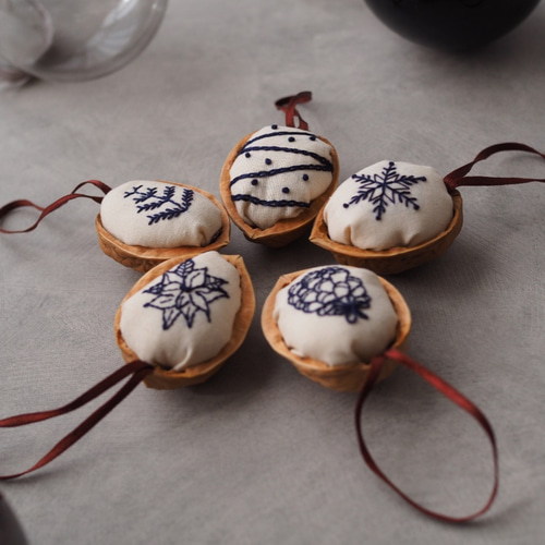 特集掲載】くるみの殻を使った手刺繍のクリスマスオーナメント-Aセット