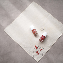 【再販】赤いネイルがおしゃれな手刺繍のリネンハンカチ 4枚目の画像