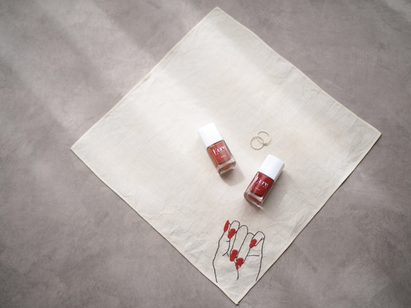 【再販】赤いネイルがおしゃれな手刺繍のリネンハンカチ 4枚目の画像