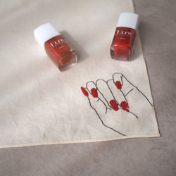 【再販】赤いネイルがおしゃれな手刺繍のリネンハンカチ 1枚目の画像