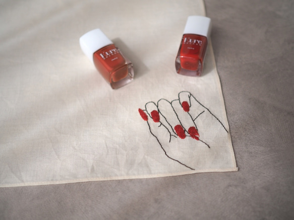【再販】赤いネイルがおしゃれな手刺繍のリネンハンカチ 1枚目の画像