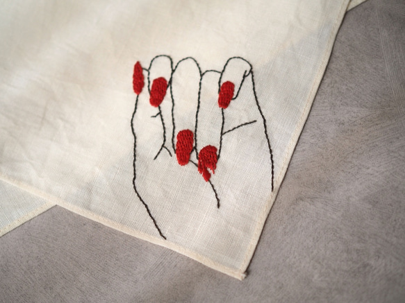 【再販】赤いネイルがおしゃれな手刺繍のリネンハンカチ 2枚目の画像