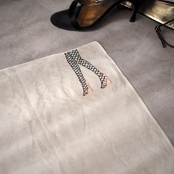 網タイツとピンヒールが魅力的な手刺繍のリネンハンカチ 1枚目の画像