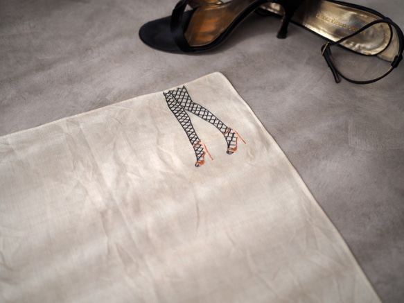 網タイツとピンヒールが魅力的な手刺繍のリネンハンカチ 1枚目の画像
