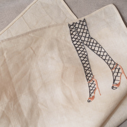 網タイツとピンヒールが魅力的な手刺繍のリネンハンカチ 2枚目の画像