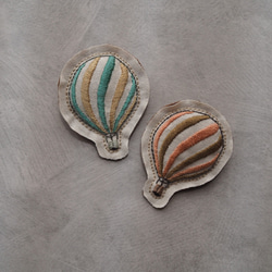 リュックやカバンのワンポイントに！ | たゆたう気球の手刺繍ブローチ_ピンク系 2枚目の画像