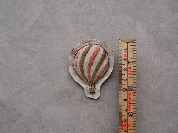 リュックやカバンのワンポイントに！ | たゆたう気球の手刺繍ブローチ_ピンク系 3枚目の画像