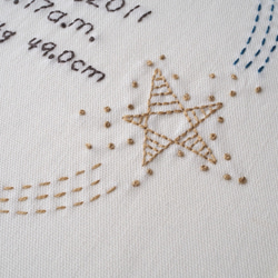 ご出産やお誕生日のお祝いに! | 手刺繍で彩る 輝く星がモチーフのバースデーボード 4枚目の画像
