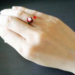 つまみ細工 つばきとスワロフスキーのリング 赤 和モダン 指輪 椿 和風 3枚目の画像