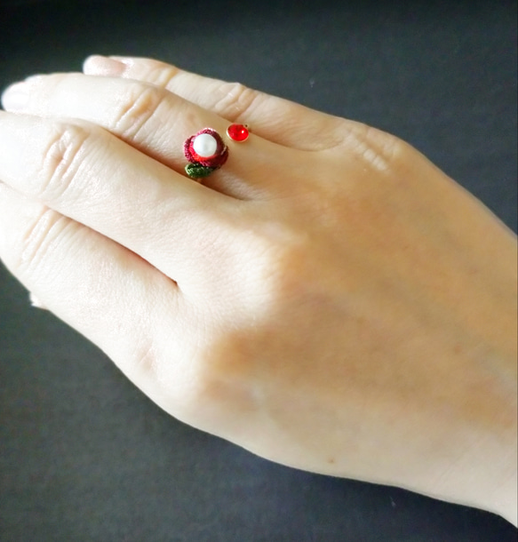 つまみ細工 つばきとスワロフスキーのリング 赤 和モダン 指輪 椿 和風 3枚目の画像