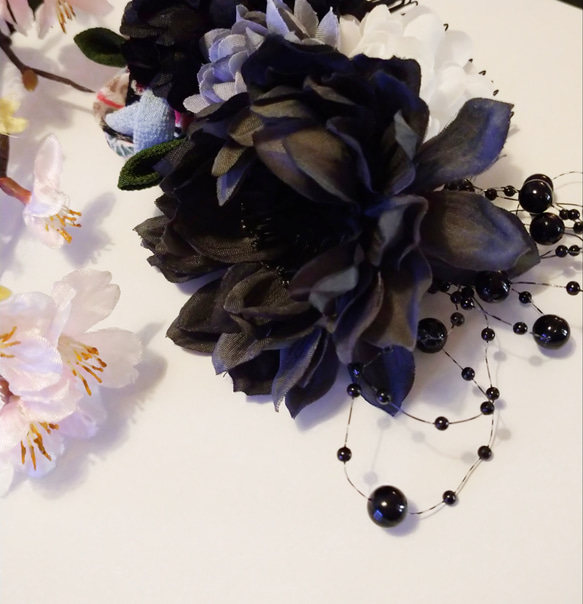 つまみ細工 髪飾り ヘアアクセサリー 黒 花 結婚式 和装 和モダン 2枚目の画像