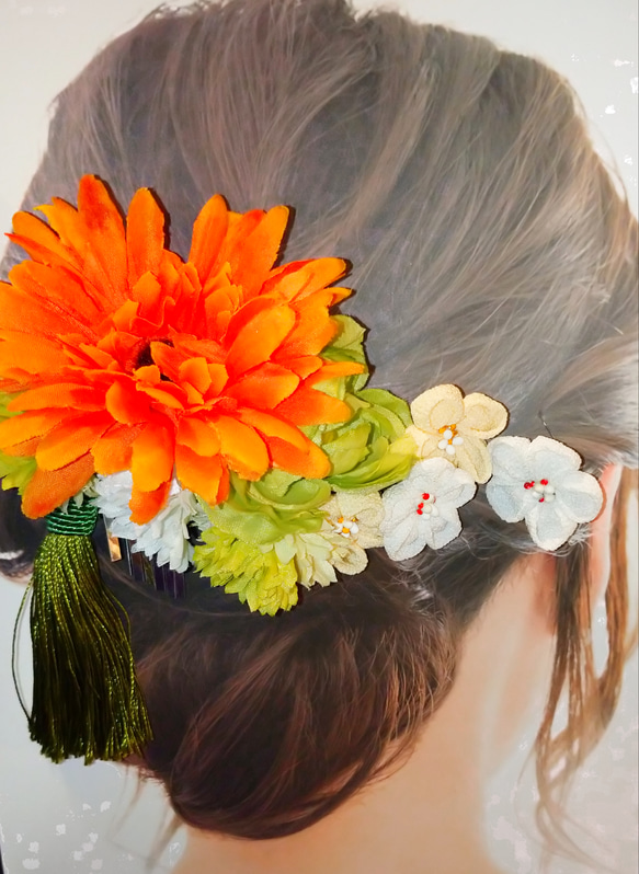 つまみ細工髪飾り ヘアアクセサリー フラワーモチーフ お祝い事 結婚式 オレンジ&グリーン 着物 2枚目の画像