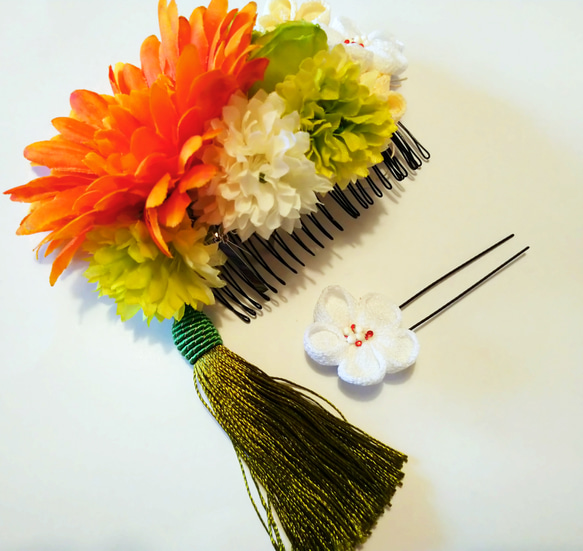 つまみ細工髪飾り ヘアアクセサリー フラワーモチーフ お祝い事 結婚式 オレンジ&グリーン 着物 3枚目の画像