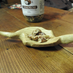 ウッドクラフト　（チェスナッツ）栗の木の鳥型の豆皿 5枚目の画像