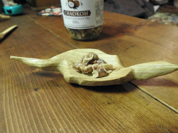 ウッドクラフト　（チェスナッツ）栗の木の鳥型の豆皿 5枚目の画像