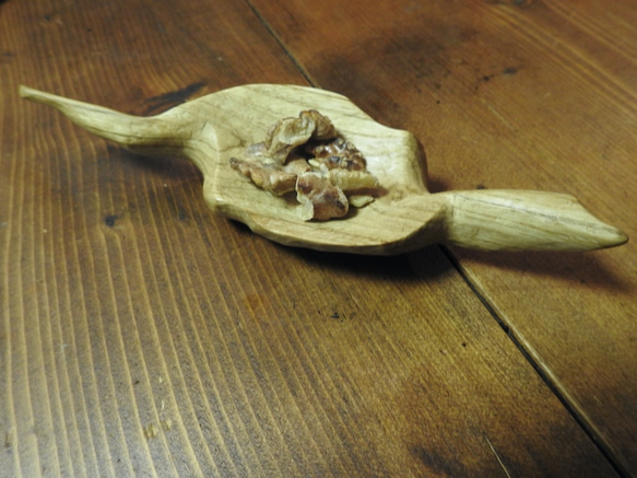 ウッドクラフト　（チェスナッツ）栗の木の鳥型の豆皿 7枚目の画像