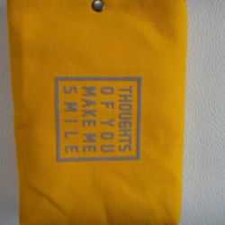 黄色の帆布のスマホポシェット 2枚目の画像