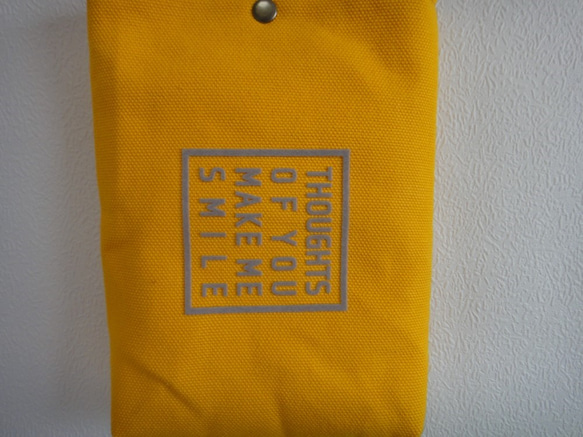 黄色の帆布のスマホポシェット 2枚目の画像