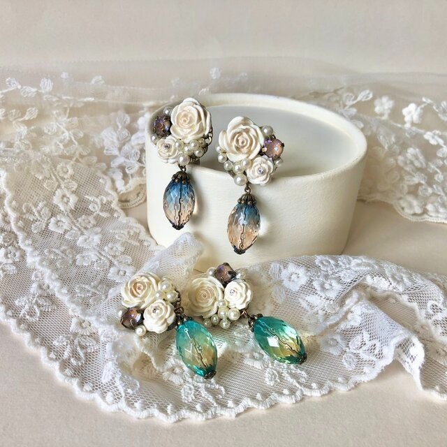 【1129】白薔薇とシェルビーズのピアス／イヤリング 1129】白薔薇とシェルビーズのピアス／イヤリング 白薔薇トワイライト