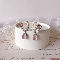 秋薔薇ピアス❀白い薔薇とブルーグラデーション 手染めビーズのコラボ❀ 秋薔薇ピアス❀白い薔薇とブルーグラデーション 手染めビーズのコラボ