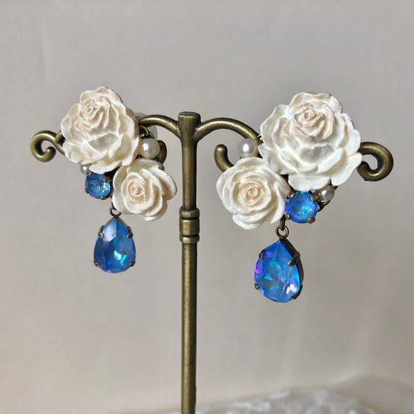 白薔薇とブルービジューのイヤリング 〜ローズカクテルシリーズ(sea blue）〜 2枚目の画像