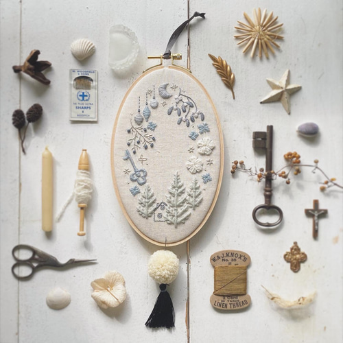 刺繍キット〕｛生成り色｝ノエルの時間 刺繍枠のフレーム飾り キット