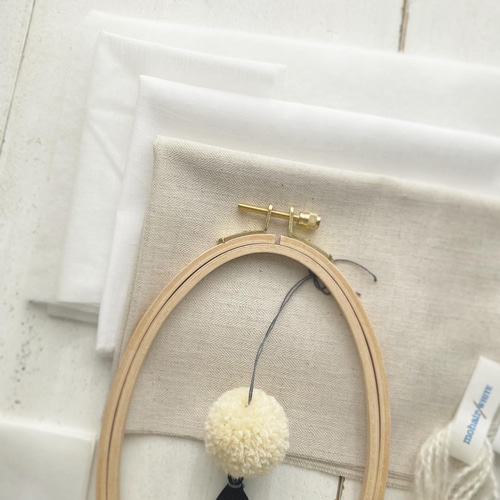 刺繍キット〕｛生成り色｝ノエルの時間 刺繍枠のフレーム飾り キット