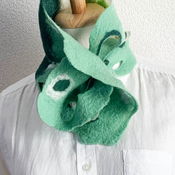 ポコポコあなが可愛い　羊毛フェルトのネックウォーマー　☆グリーン☆　 巻き方もいろいろスカーフ　 4枚目の画像