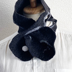 スタイリッシュ羊毛フェルトネックウォーマー　☆ブラック×アッシュグレー☆　 クールで個性的なアーバンイメージ　 5枚目の画像