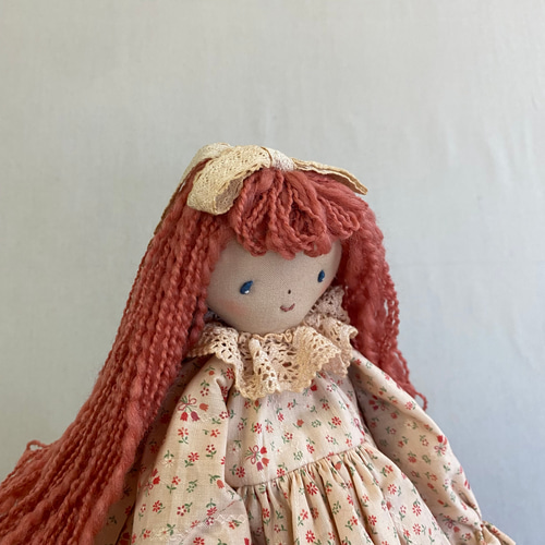 カントリードール♡ハンドメイド♡お人形♡ピンク？サーモンピンク？♡ カントリードール ピンクの花柄 サーモンピンクのヘアー その他