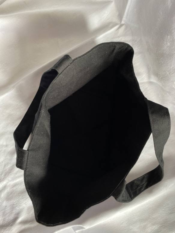 イロイロお花刺繍のバッグ(黒綿生地) 3枚目の画像