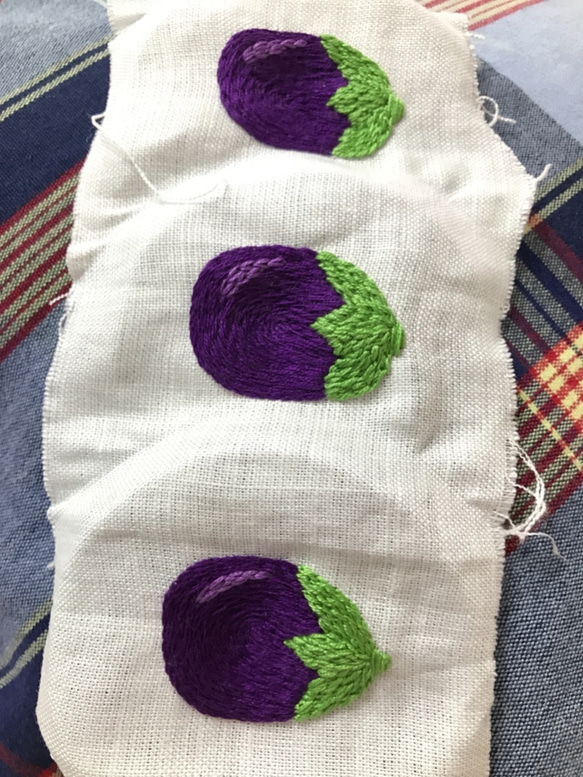 なす刺繍のブローチ(1個) 4枚目の画像