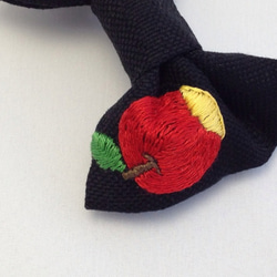 りんご刺繍のおりぼんバレッタ 3枚目の画像