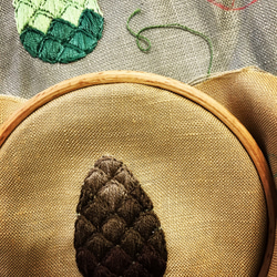 まつぼっくり刺繍のブローチ(二色セット) 3枚目の画像