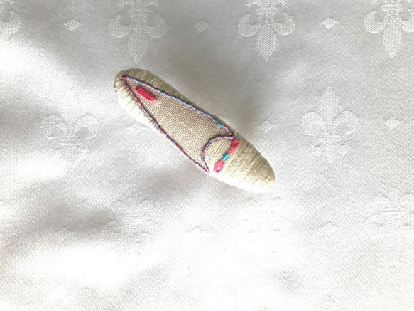 shoe shoe shoe刺繍のブローチNo.71(オフ白) 1枚目の画像